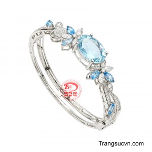 Sắc xanh trong trẻo của Topaz gợi cảm giác tươi mới, tinh khiết và sang trọng. 