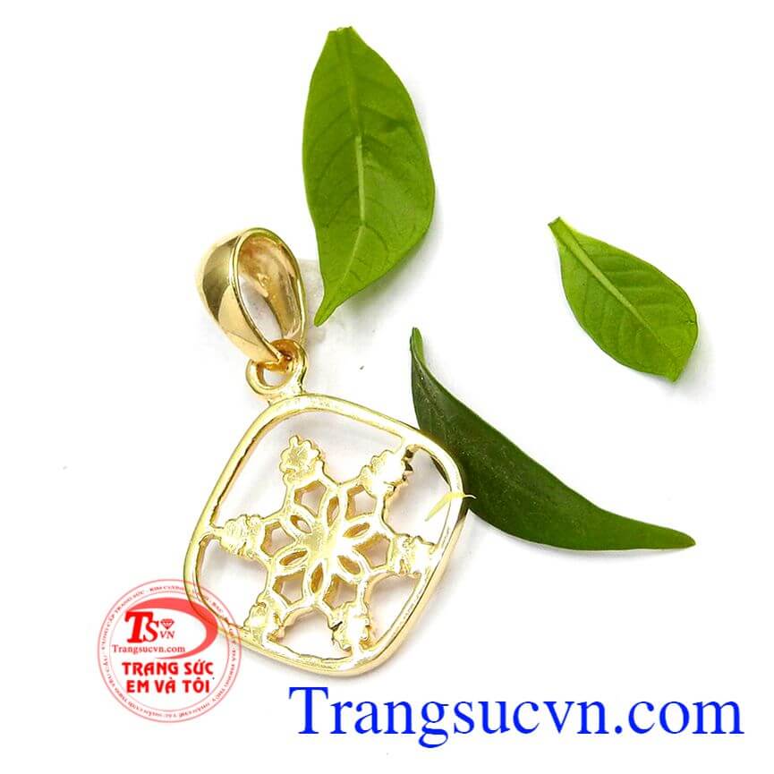 Mặt hoa vàng tinh tế, mặt dây nữ nhỏ xinh.