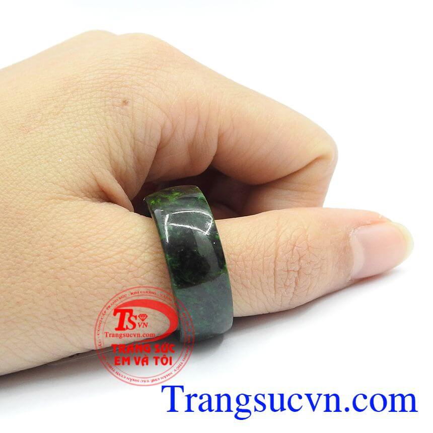Nhẫn ngọc jadeite thịnh vượng, Nhẫn ngọc, Ngọc cẩm thạch thiên nhiên.