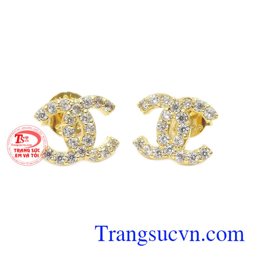 Hoa tai vàng tây hợp thời trang.