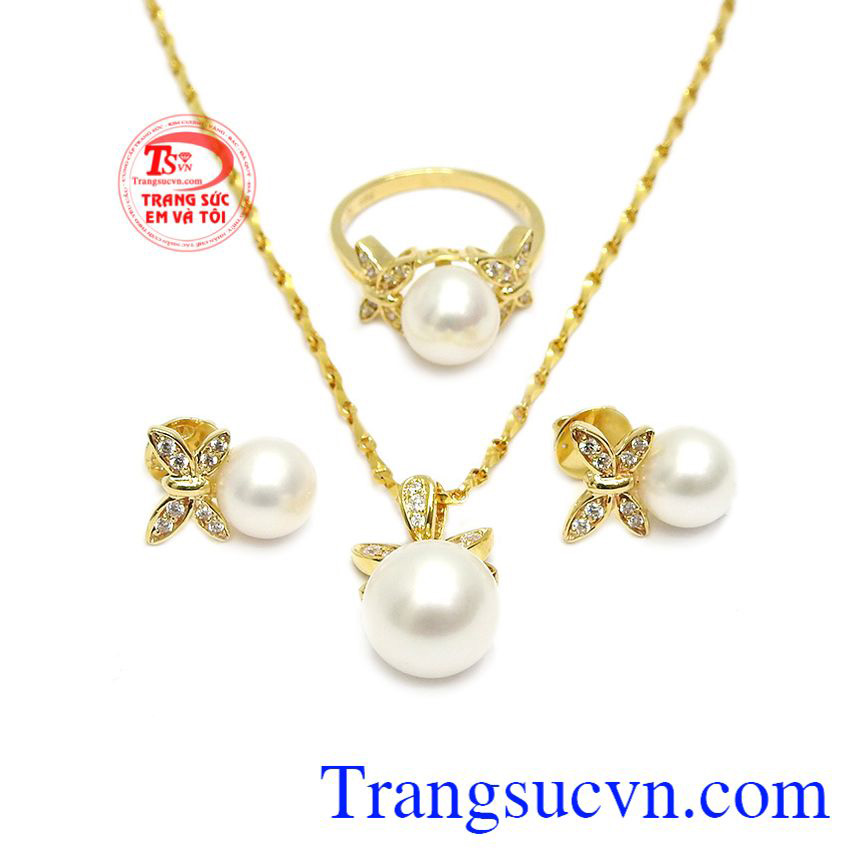 Trang sức bộ ngọc trai vô cùng xinh đẹp và quyến rũ.