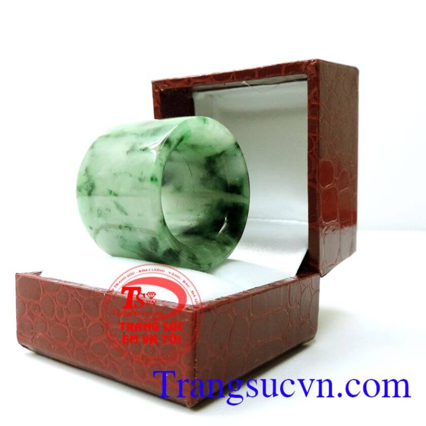 Nhẫn ngọc jadeite bản to oval	