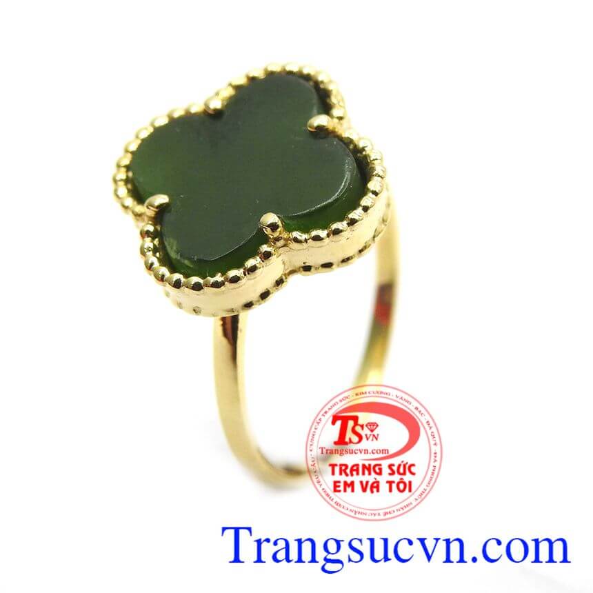 Nephrite là một loại đá quý đặc biệt được khai thác chủ yếu từ các mỏ ở Việt Nam. Với màu sắc và độ bóng tự nhiên, những viên Nephrite luôn mang đến cho người đeo sự sang trọng, tinh tế và độc đáo. Cùng ngắm nhìn những sản phẩm đẹp mắt được chế tác từ Nephrite trong ảnh.