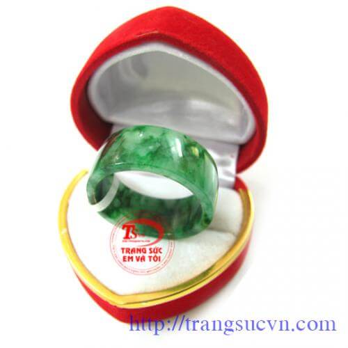 Nhẫn ngọc A1 Trong thế giới đá quý, ngọc cẩm thạch (ngọc Jade) được xếp vào hàng cao cấp. Được chế tác các sản phẩm như:  Nhẫn ngọc cẩm thạch, vòng ngọc cẩm thạch, mặt dây ngọc cẩm thạch, mặt nhẫn cẩm thạch, hoa tai ngọc cẩm thạch.