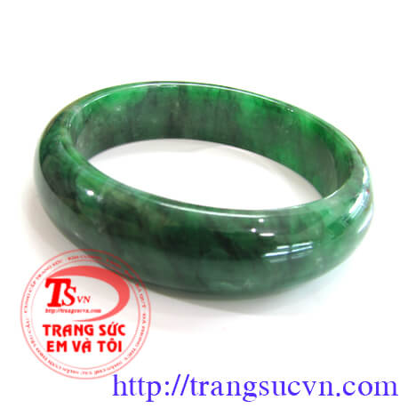 vong_ngoc_xanh_van_deu,Vòng ngọc xanh vân đều