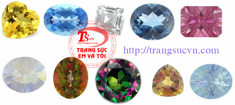 Đá Topaz là tên chung cuả nhóm đá có cấu tạo từ Aluminium ( nhôm) , Silic và Flour. Theo phân tích khoa học, Topaz là một nhánh của họ thạch anh ( quartz), có công thức hóa học phổ biến là Al2SiO4(F, OH2). Topaz có độ cứng khá tốt( 8 Mohs) chỉ đứng sau kim cương, Ruby, Sapphire, với độ bền màu cao, cộng thêm màu sắc phong phú và đặc biệt trong suốt nên được nhiều người yêu thích lựa chọn làm đá trang sức. Trong thiên nhiên, màu vàng rượu hay vàng ngả đỏ là màu phổ biến nhất của Topaz song ở nước ta thì đá Blue Topaz được tìm thấy nhiều nhất.  Những viên đá Blue Topaz đầy quyến rũ được bắt nguồn ở các vùng giàu khoáng sản như: Sri Lanka , Afghanistan, Séc, Đức, ý, Nhật Bản…. Cái tên:Topaz theo tiếng Hy Lạp xuất thân từ chữ “ Topazos” ( nghĩa là viên đá màu xanh) . Theo truyền thuyết, Topaz là loại đá có sức mạnh bảo vệ, giúp chống lại bệnh tật, sự đố kỵ và những ý nghĩ đen tối còn Blue Topaz là biểu tượng của sức khỏe và trí thông minh, giúp con người xua tan nỗi buồn và bóng tối, kềm chế cơn giận dữ trong tâm hồn.  Thần hộ mệnh cho người sinh tháng 12 và người tuổi Ngọ