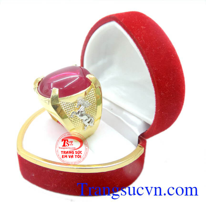 Nhẫn nam đá đỏ mệnh Hỏa, nhẫn nam giá rẻ, nhẫn nam vàng 10k, thích hợp với người mệnh Hỏa, Thổ, mang lại may mắn, tài lộc, bình an cho gia chủ. Đeo hợp thời trang