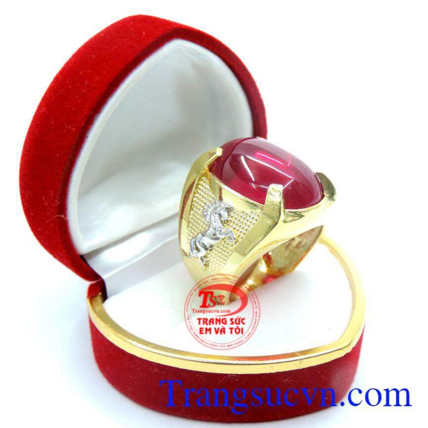 Nhẫn nam đá đỏ mệnh Hỏa, nhẫn nam giá rẻ, nhẫn nam vàng 10k, thích hợp với người mệnh Hỏa, Thổ, mang lại may mắn, tài lộc, bình an cho gia chủ. Đeo hợp thời trang